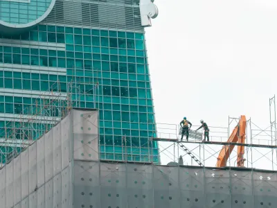 В Україні переглянуть ДБН для житлових будинків: нові вимоги стосуватимуться шумоізоляції, ліфтів, евакуації та безбар’єрності