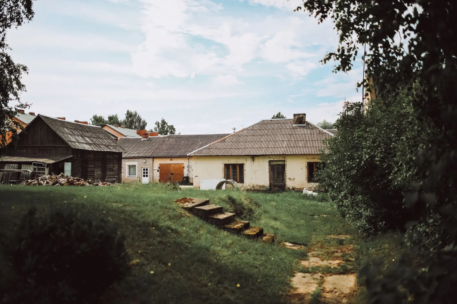 Штрафи за безлад біля приватного будинку: хто відповідає за територію за парканом і що вимагає закон
