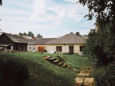 Штрафи за безлад біля приватного будинку: хто відповідає за територію за парканом і що вимагає закон