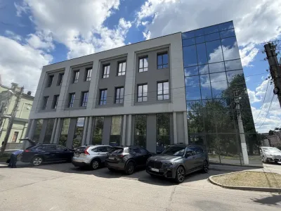 Продаж бізнес-центру 1 300 м² - 8 соток - 200 кВт