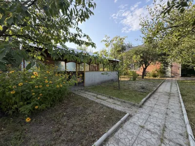 Двоповерхова дача біля річки, фото 3