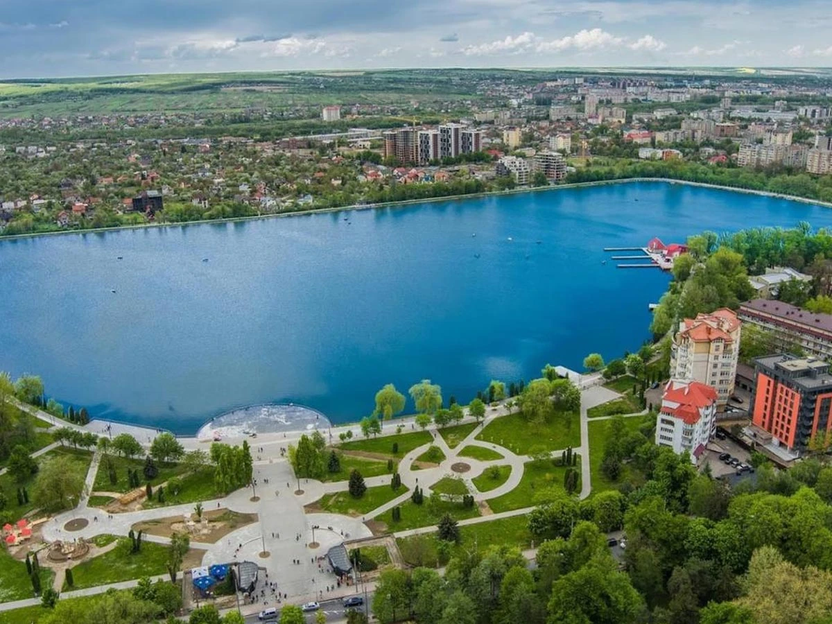 Міське озеро